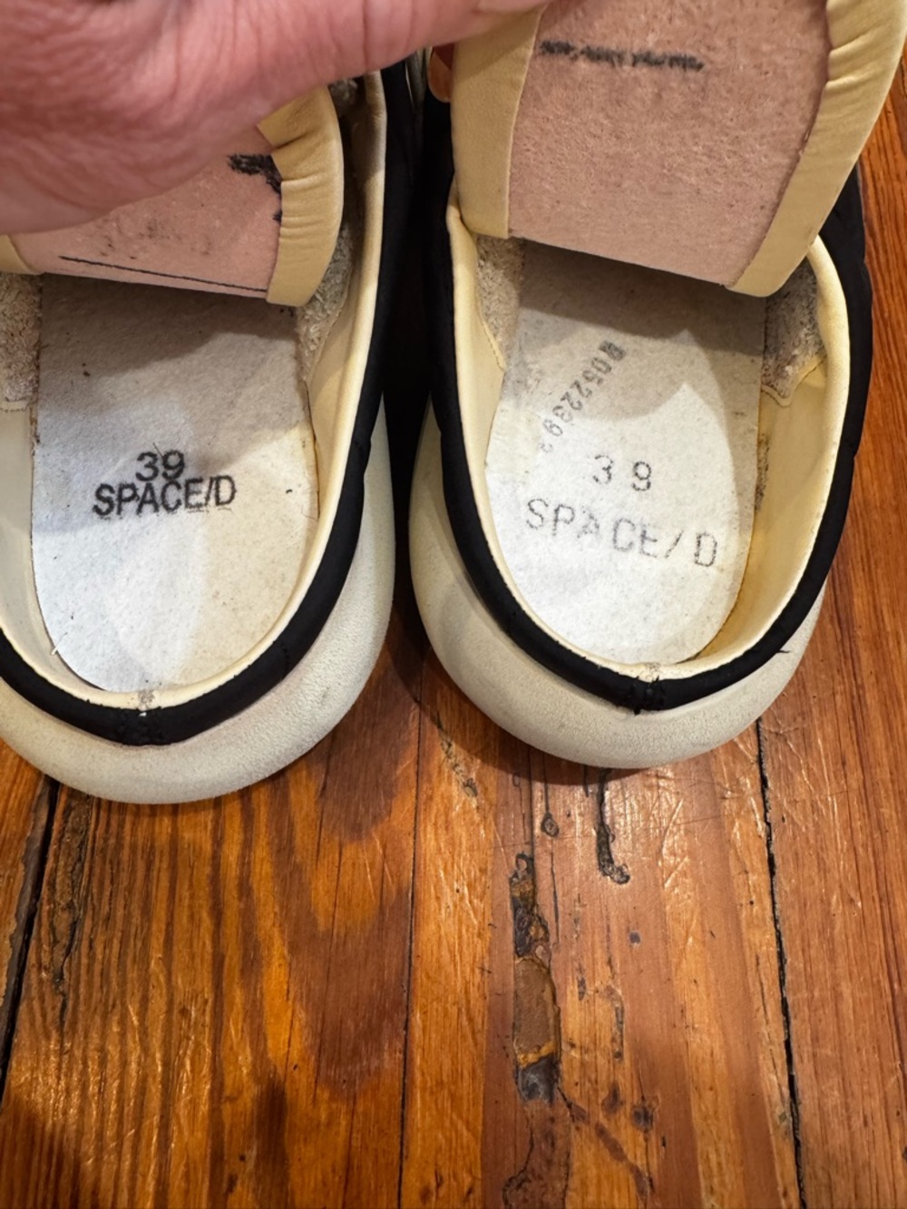 Golden Goose Black Women’s Space Star Sneakers with White Sole and Laces. - Picture 4 of 5